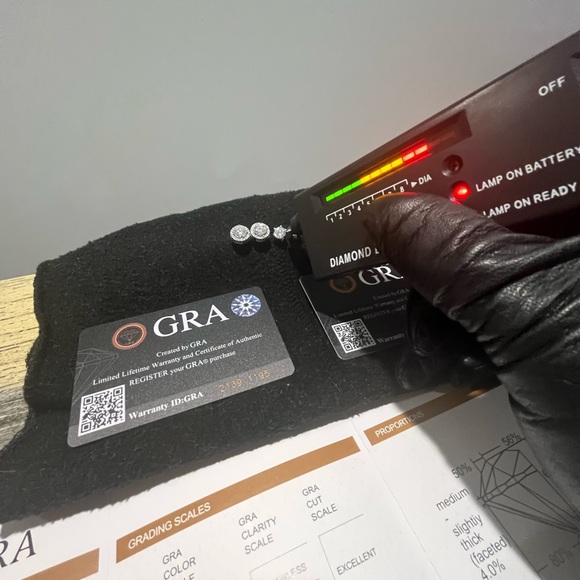 VVS1 Ear Rings 1Ct - Picture 6 of 6